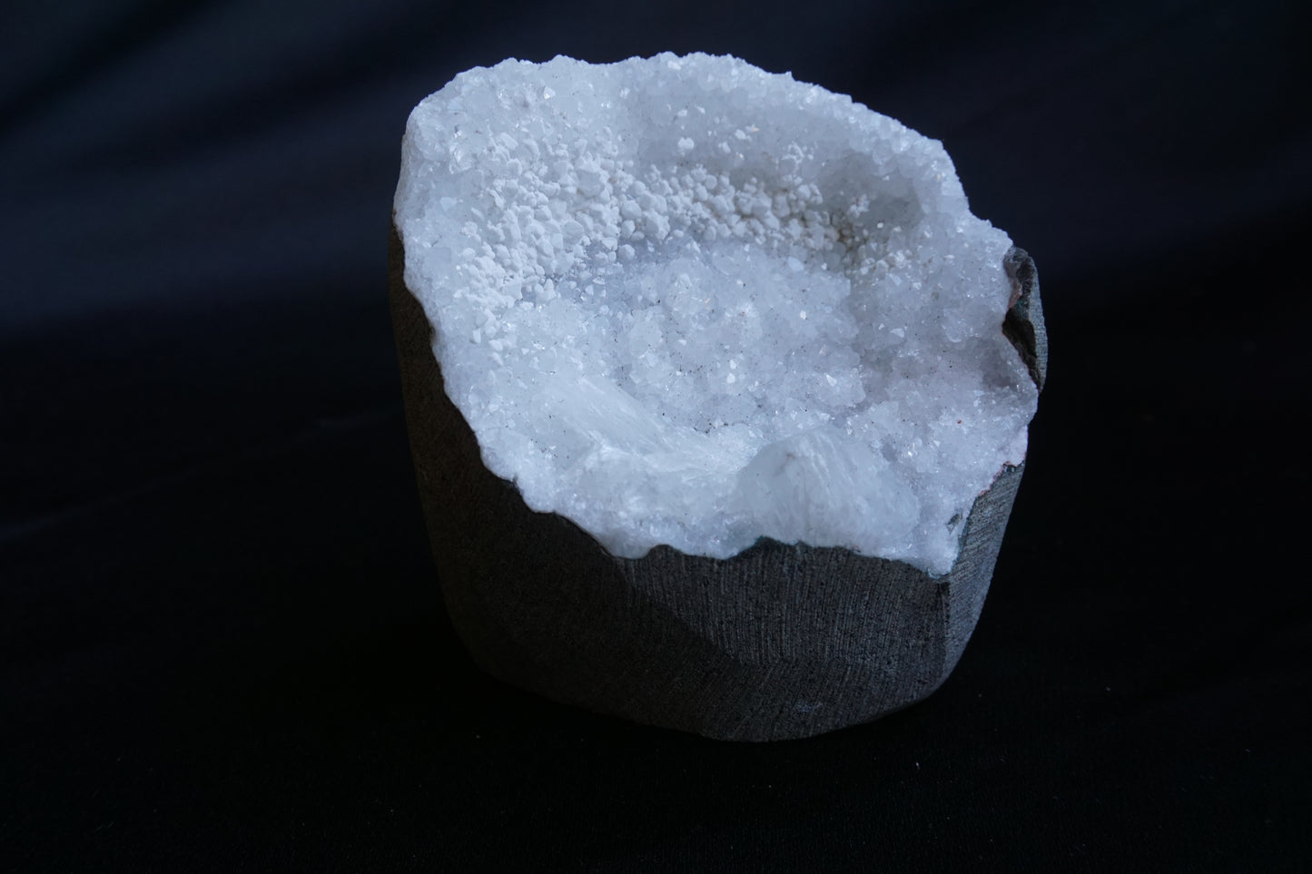 ES-ZM10082 - Shiny Quartz Geode with White Stilbite and Apophyllite
