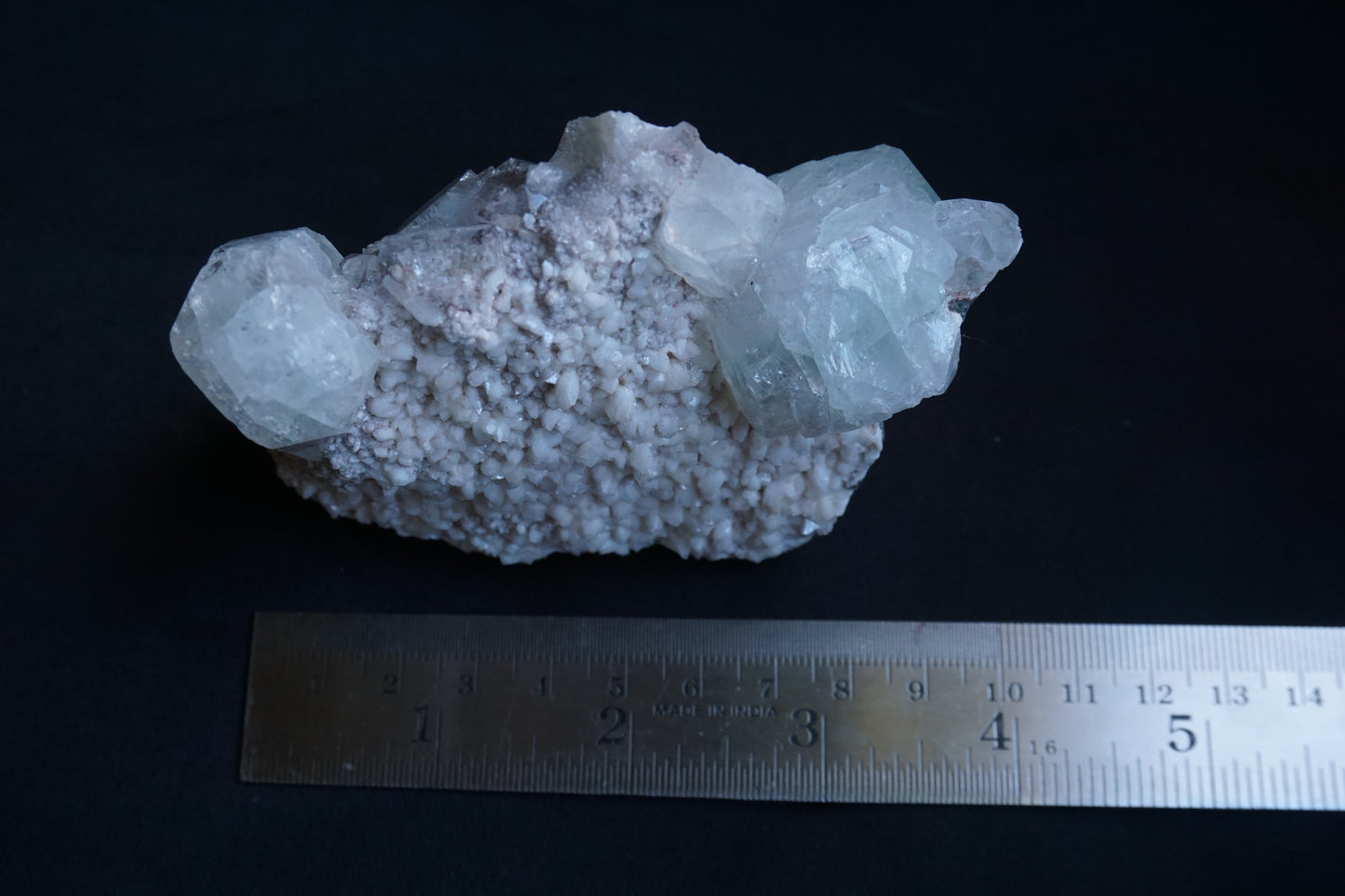 ES-ZM10098 - Apophyllite crystals with Heulandite
