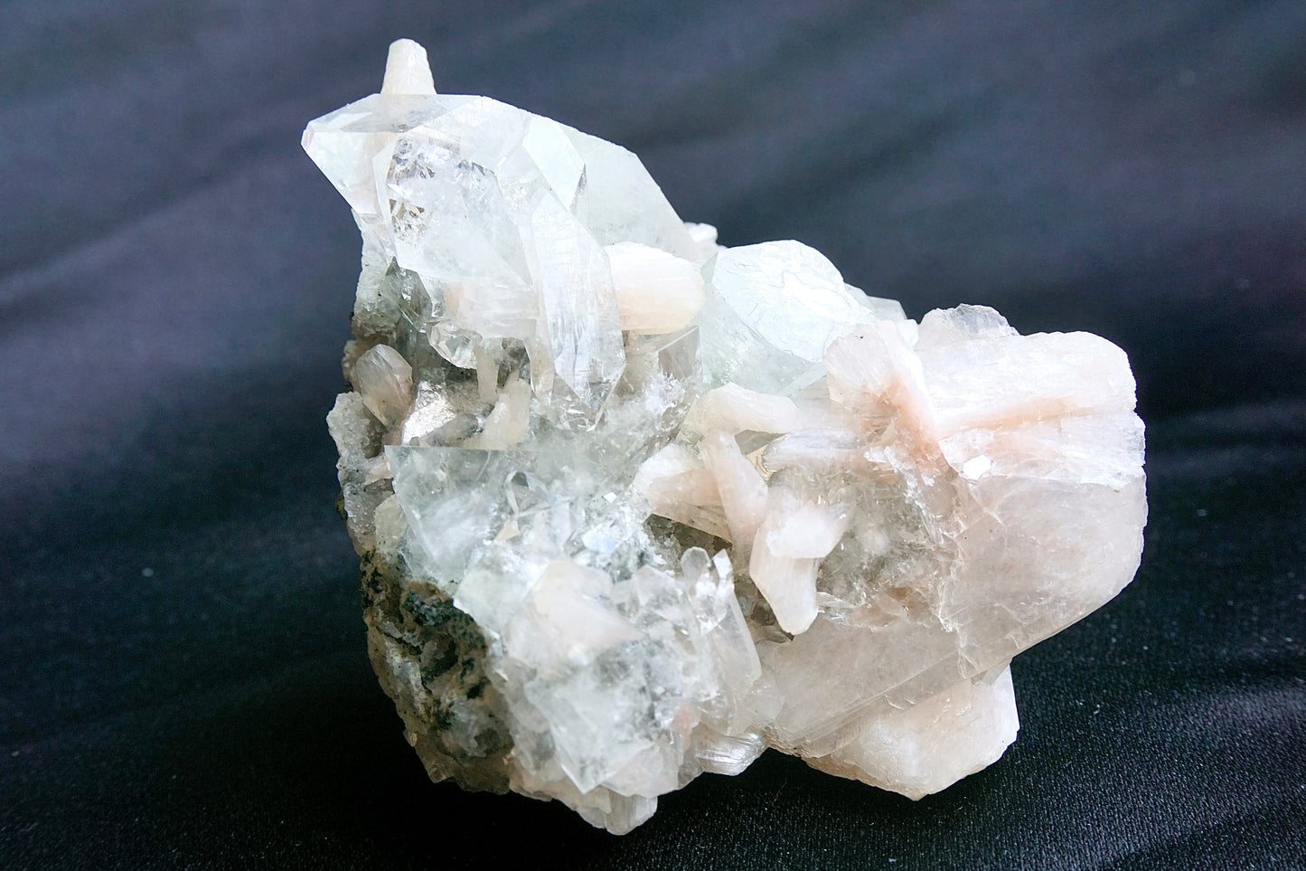 ES-ZM10020 - Amazing clear Apophyllite crystals with Stilbite on Chalcedony