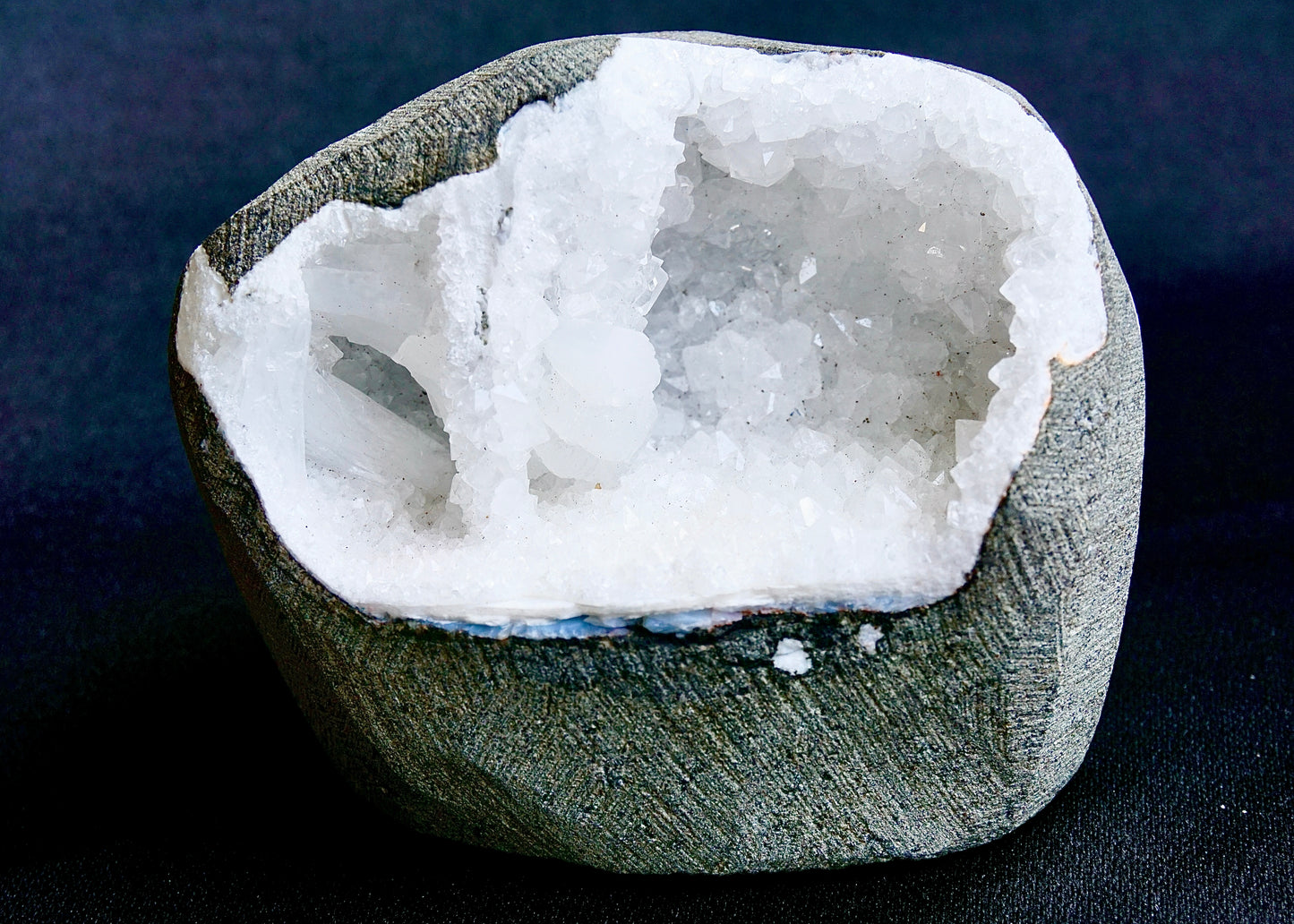 ES-ZM10022 - Amazing sparkly white Quartz geode with Stilbite