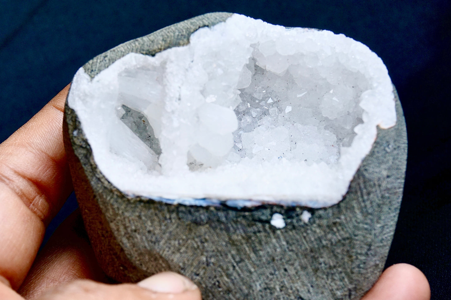 ES-ZM10022 - Amazing sparkly white Quartz geode with Stilbite