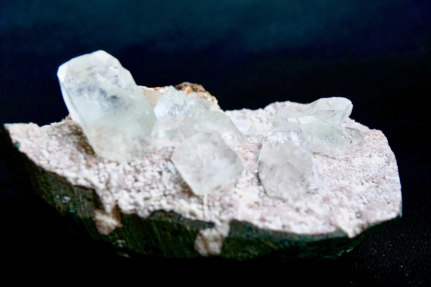 ES-ZM10024 - Shiny clear Apophyllite crystals on Chalcedony