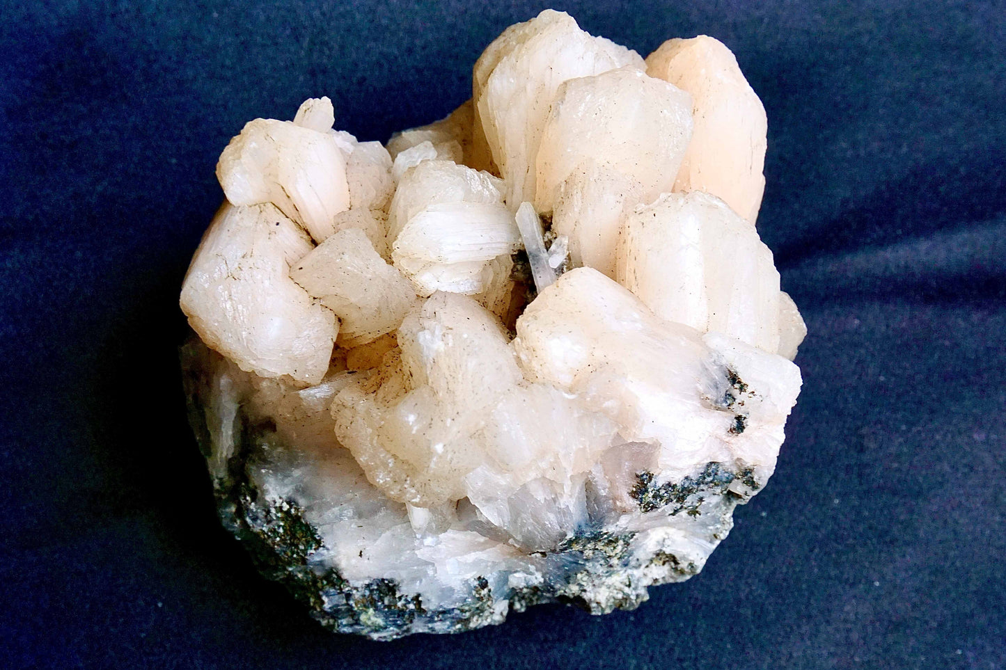 ES-ZM10037 - Peach Stilbite on Chalcedony base