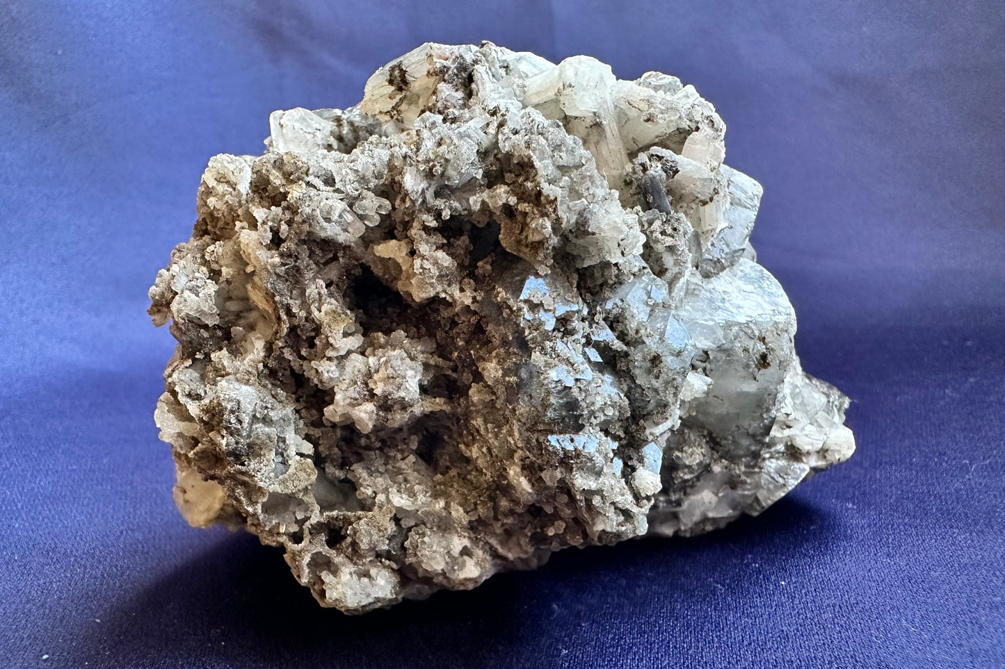 ES-ZM10127 - Apophyllite crystals covered with Chalcedony
