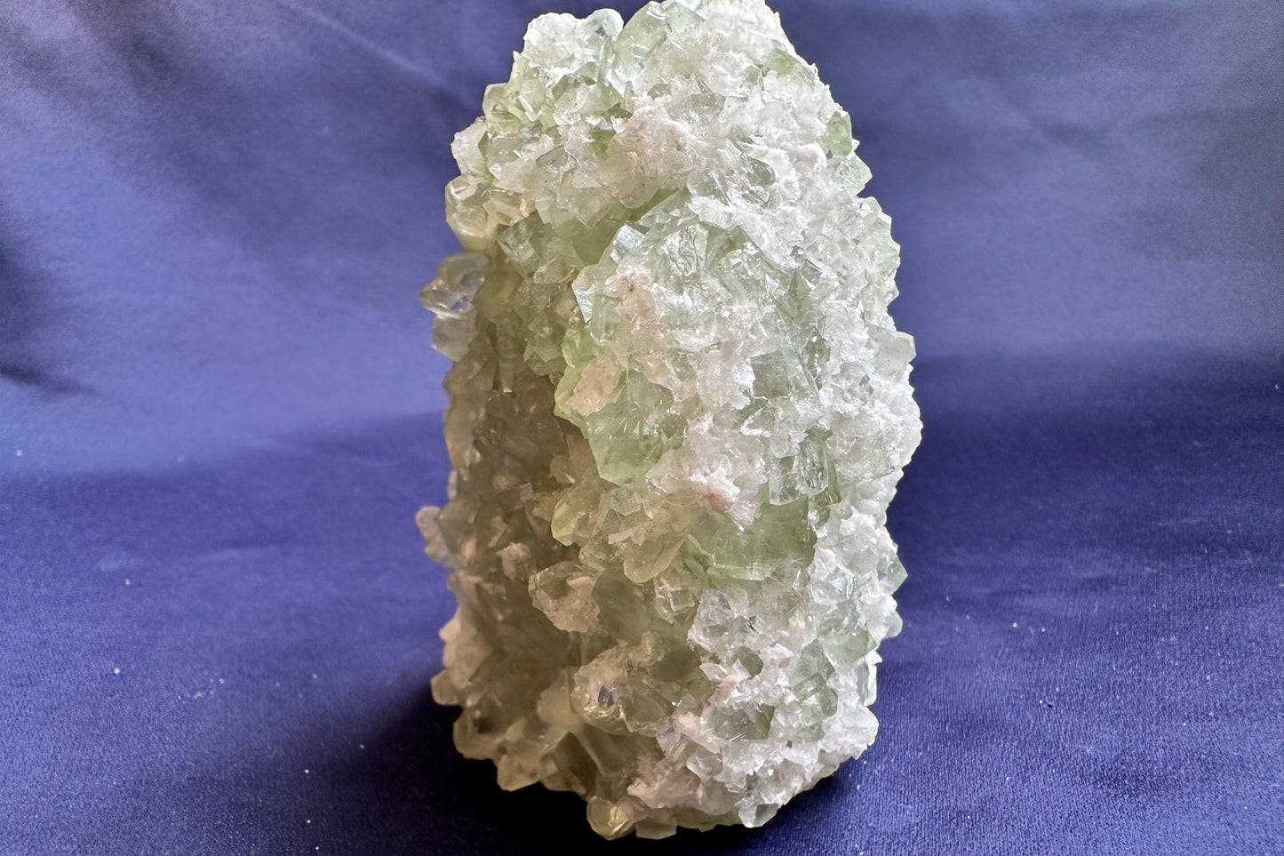 ES-ZM10132 - Shiny Green Apophyllite crystals